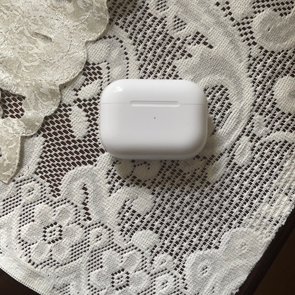 Hi I’m selling AirPod pros brand new for 200$